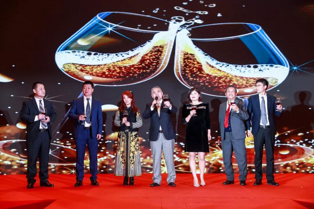 熱烈慶祝“變革創(chuàng)新 揚帆未來”北京中成康富2019年合伙人年會勝利召開 熱烈慶?!白兏飫?chuàng)新 揚帆未來”北京中成康富2019年合伙人年會勝利召開