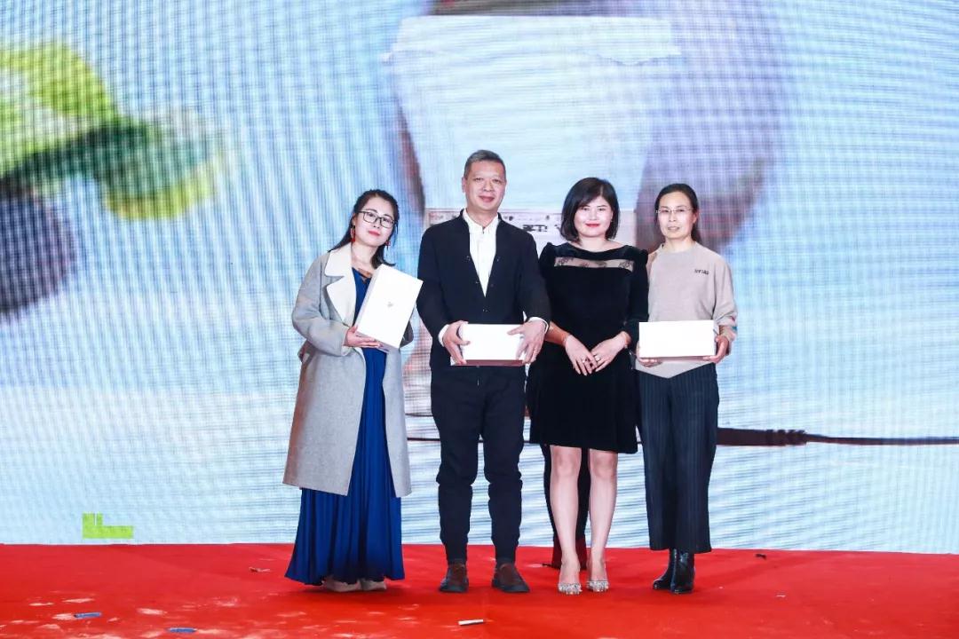 熱烈慶祝“變革創(chuàng)新 揚帆未來”北京中成康富2019年合伙人年會勝利召開 熱烈慶?!白兏飫?chuàng)新 揚帆未來”北京中成康富2019年合伙人年會勝利召開